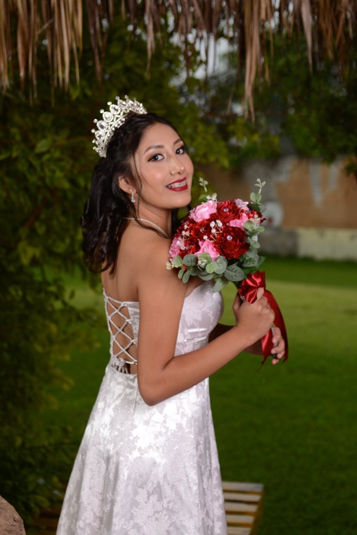 Fernanda con vestido blanco y bouquet rojo