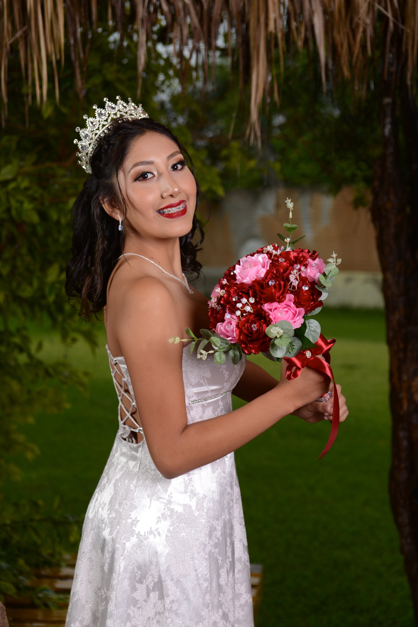 Retrato de Fernanda con bouquet rojo