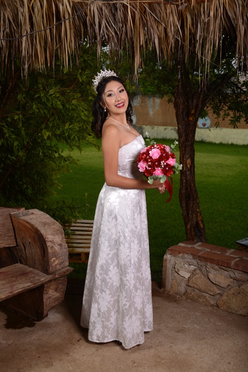 Fernanda con vestido blanco y bouquet