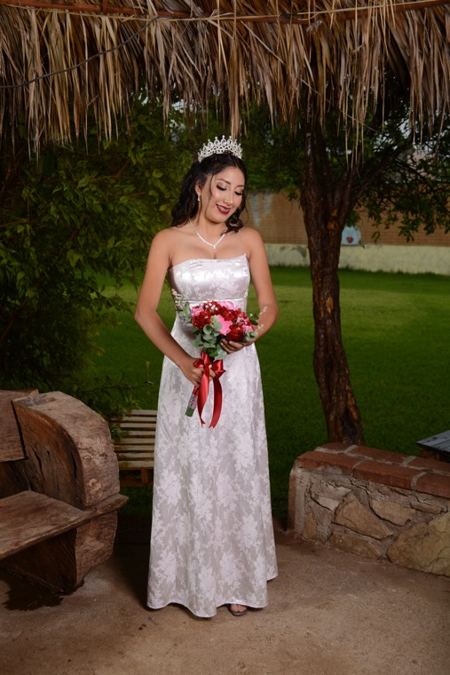 Fernanda con vestido blanco de cuerpo completo
