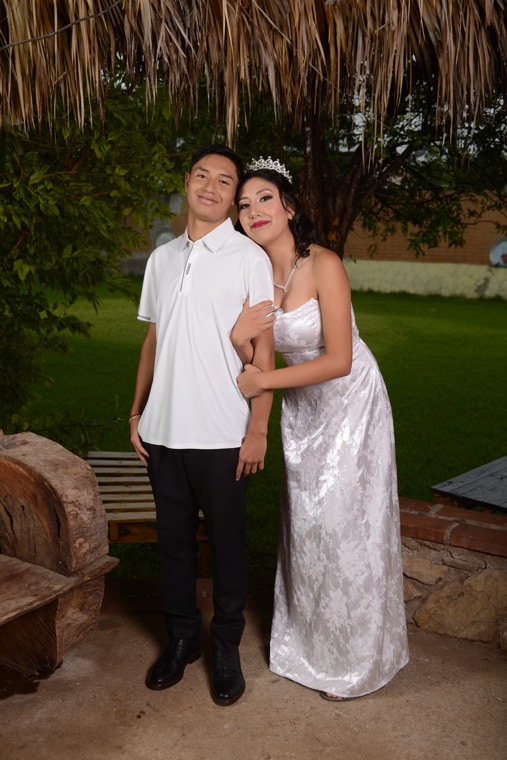 Fernanda y Eliel con vestimenta blanca