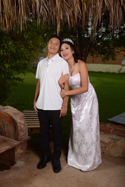 Fernanda y Eliel abrazados con vestimenta blanca