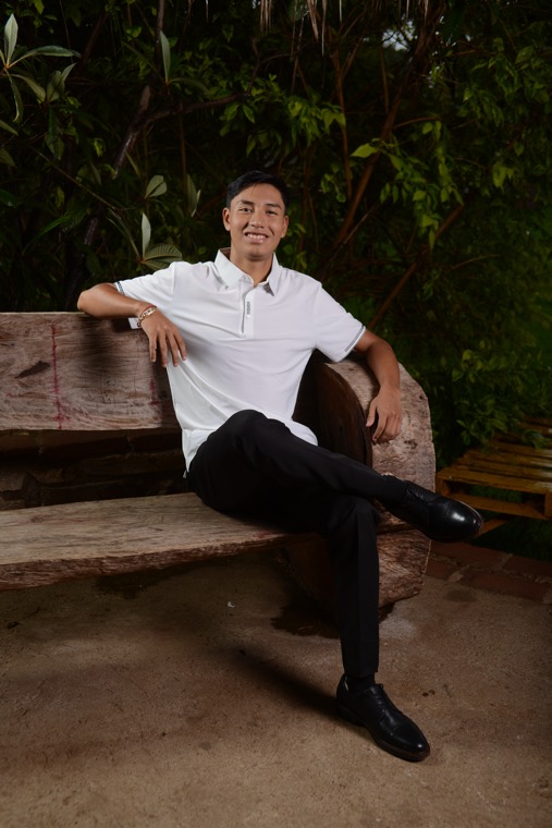Eliel sentado con vestimenta blanca