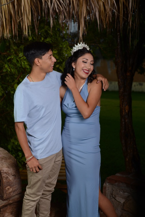 Fernanda y Eliel en una pose alegre